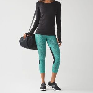 Lululemon pace rival crops in Bali breeze jacquard